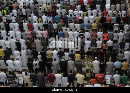 Il Cairo, Egitto. 01 Sep, 2017. Musulmani egiziano effettuare Eid al-Adha preghiere all'interno di Abou Bakr El Seddik moschea nel quartiere di Heliopolis al Cairo, Egitto, 1 settembre 2017. Credito: Gehad Hamdy/dpa/Alamy Live News Foto Stock