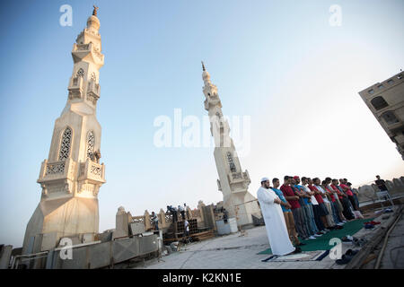 Il Cairo, Egitto. 01 Sep, 2017. Musulmani egiziano effettuare Eid al-Adha preghiere a Abou Bakr El Seddik moschea nel quartiere di Heliopolis al Cairo, Egitto, 1 settembre 2017. Credito: Gehad Hamdy/dpa/Alamy Live News Foto Stock