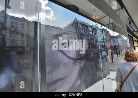 Oxford Street, Londra, Regno Unito. Il 1° settembre 2017. Kate Moss è il volto del polacco della catena di moda riservati nuovo store per aprire su Oxford Street. Credito: Matteo Chattle/Alamy Live News Foto Stock