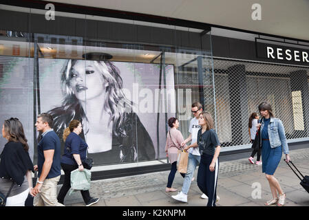 Oxford Street, Londra, Regno Unito. Il 1° settembre 2017. Kate Moss è il volto del polacco della catena di moda riservati nuovo store per aprire su Oxford Street. Credito: Matteo Chattle/Alamy Live News Foto Stock