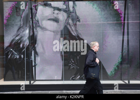 Oxford Street, Londra, Regno Unito. Il 1° settembre 2017. Kate Moss è il volto del polacco della catena di moda riservati nuovo store per aprire su Oxford Street. Credito: Matteo Chattle/Alamy Live News Foto Stock