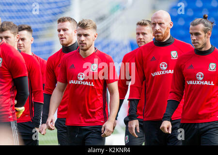 Cardiff Wales, Regno Unito, 1 settembre 2017. Il Galles giocatori compreso (da destra a sinistra) Gareth Bale, James Collins, Chris Gunter e Aaron Ramsey durante il corso di formazione a Cardiff City Stadium prima della Coppa del Mondo FIFA 2018 match di qualificazione contro l'Austria. Credito: Mark Hawkins/Alamy Live News Foto Stock