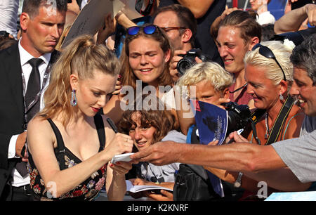 L'Europa, Italia, Lido di Venezia, 31 Agosto, 2017 : attrice Amanda Seyfried al tappeto rosso del filmato prima riformato,direttore Paul Schrader.Nella foto segni autografi, 74a Venezia Festival Internazionale del Film Credit © Ottavia Da Re/Sintesi/Alamy Live News Foto Stock