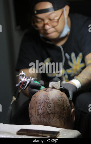 Pasay City, Filippine. 1 Sep, 2017. Un artista di tatuaggi di un cliente durante la Dutdutan Philippine Tattoo Expo 2017 in Pasay City, Filippine, Sett. 1, 2017. Il Dutdutan Philippine Tattoo Expo è un evento annuale in cui acclamati artisti del tatuaggio e appassionati di raccogliere la testimonianza e partecipare a competizioni di tatuaggio. Credito: Rouelle Umali/Xinhua/Alamy Live News Foto Stock