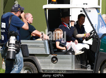 Stamford, Regno Unito. 01 Sep, 2017. Un fotografo prende foto della mia Tindall con suo padre Mike Tindall e madre Zara Tindall dopo ha guidato ad alta unito durante la sua fase di dressage al Land Rover Burghley Horse Trials il giorno Due dei 3 giorni della manifestazione presso Burghley House di Stamford, Lincolnshire il 1 settembre 2017. Credito: Paolo Marriott/Alamy Live News Foto Stock