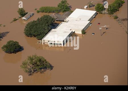 Houston, Stati Uniti. 31 Agosto, 2017. Le acque di esondazione dopo il passaggio dell uragano Harvey coprire la Wharton County Historical Museum Agosto 31, 2017 vicino a Houston, Texas. Credito: Planetpix/Alamy Live News Foto Stock