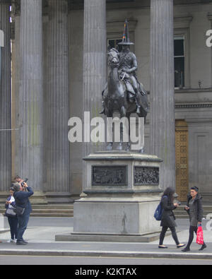 Glasgow, Scotland, Regno Unito. 01 Sep, 2017. Dopo il recente pride marzo e omofobi proteste in città l'iconica e famoso Duca di Wellington statua cone head all'esterno del museo di Arte Moderna ha un copricapo di nuovo. Rainbow lettere adornano un cono nero con le parole "Gesù è Signore". Spesso si ha un cono nuovo posto su di esso per tutta la notte da sconosciuti e questo ha sostituito una precedente, un arcobaleno colorati provengono sostenere il recente Gay Pride settimana nella città.It viene percepito come una risposta a questa da una persona le religioni. Credito: gerard ferry/Alamy Live News Foto Stock