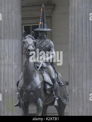 Glasgow, Scotland, Regno Unito. 01 Sep, 2017. Dopo il recente pride marzo e omofobi proteste in città l'iconica e famoso Duca di Wellington statua cone head all'esterno del museo di Arte Moderna ha un copricapo di nuovo. Rainbow lettere adornano un cono nero con le parole "Gesù è Signore". Spesso si ha un cono nuovo posto su di esso per tutta la notte da sconosciuti e questo ha sostituito una precedente, un arcobaleno colorati provengono sostenere il recente Gay Pride settimana nella città.It viene percepito come una risposta a questa da una persona le religioni. Credito: gerard ferry/Alamy Live News Foto Stock