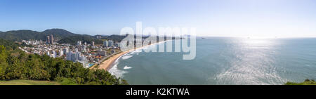 Panoramica vista aerea della Città di Itajai e Praia Brava Beach - Balneario Camboriu, Santa Catarina, Brasile Foto Stock