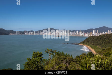 Vista aerea di Balneario Camboriu skyline della città e la spiaggia di Buraco (Praia do Buraco) - Balneario Camboriu, Santa Catarina, Brasile Foto Stock