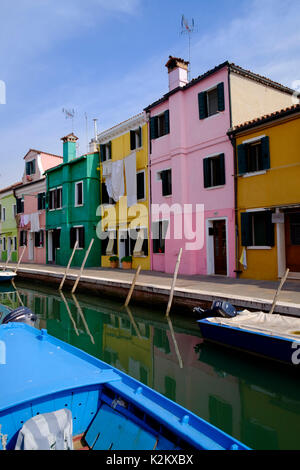 Isola di Burano, Venezia case vivacemente colorate fodera i canali Foto Stock