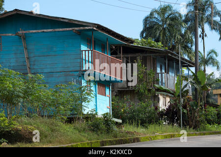 Giugno 2, 2017 Jondachi, Ecuador: semplici case di legno nella giungla nell'area amazzonica Foto Stock