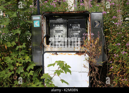 Abbandonate le pompe di carburante in Scozia rurale UK Credit: AllanMilligan/Alamy Foto Stock