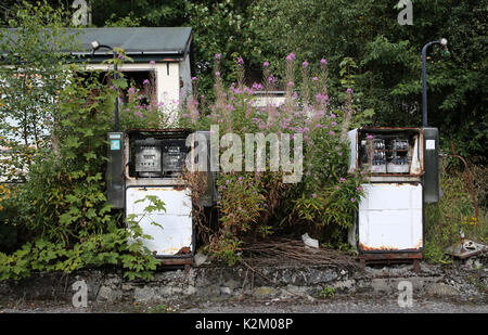 Abbandonate le pompe di carburante in Scozia rurale UK Credit: AllanMilligan/Alamy Foto Stock