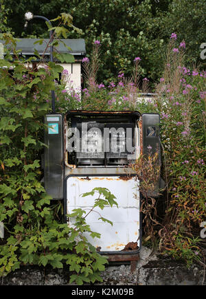 Abbandonate le pompe di carburante in Scozia rurale UK Credit: AllanMilligan/Alamy Foto Stock