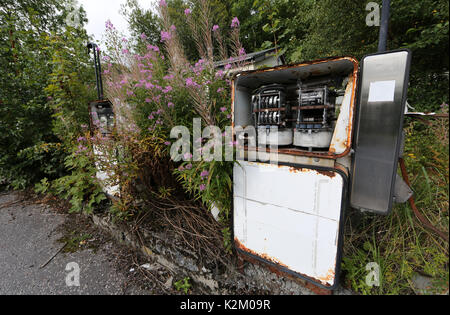 Abbandonate le pompe di carburante in Scozia rurale UK Credit: AllanMilligan/Alamy Foto Stock