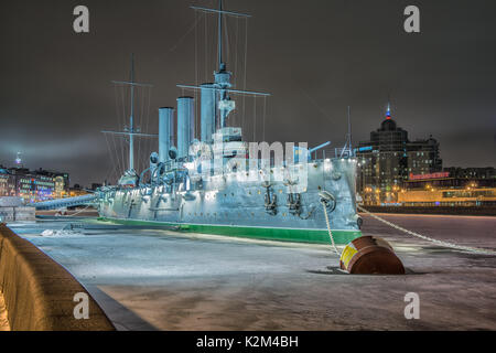 Incrociatore Aurora di notte a San Pietroburgo. L'iscrizione sulla scala: 1 rank cruiser della flotta del Baltico "Aurora" Foto Stock