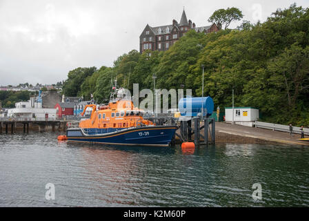 RNLI Severn classe scialuppa di salvataggio Tobermory Isle of Mull Scotland anteriore sul lato di dritta vista del 2003 arancione blu royal national scialuppa di salvataggio istituzione R.N.L.I. Foto Stock