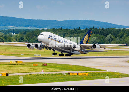 Aeroporto di Zurigo, ZRH, a partire aereo Airbus A380, Singapore Airlines, aeromobili registrazione 9V-SKR. Foto Stock