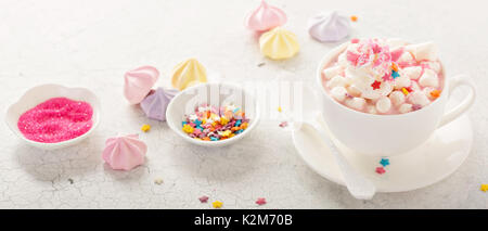 Pink unicorn cioccolata calda con marshmallows e spruzza Foto Stock