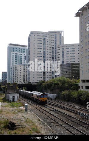 66079 'James Knightall GC' capi verso est lungo la linea di scarico dopo il passaggio attraverso il Cardiff Central. Foto Stock