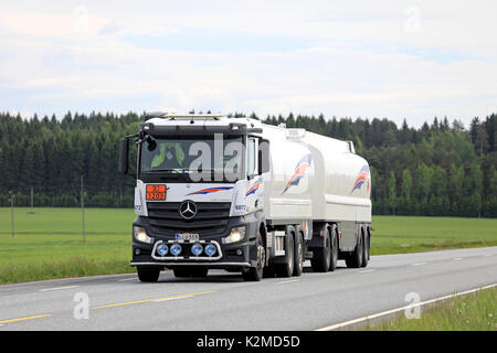 Jokioinen, Finlandia - 16 giugno 2017: bianco Mercedes-Benz Actros 2545 autocisterna di carburante per il trasporto su strada. il codice adr 33-1203 significa f benzina Foto Stock