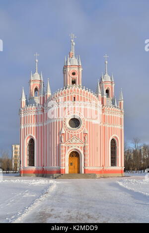Coperte di neve la zona anteriore della Chiesa Chesme in una giornata di sole in inverno Foto Stock