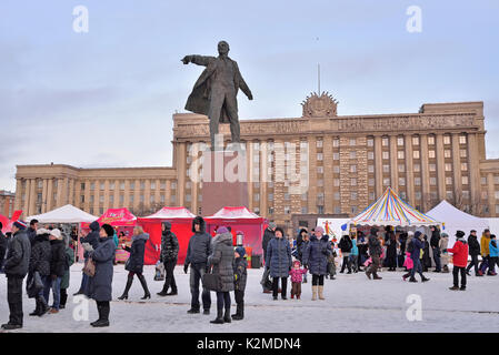 Il tè tende sotto un monumento a Vladimir Lenin durante il carnevale Foto Stock