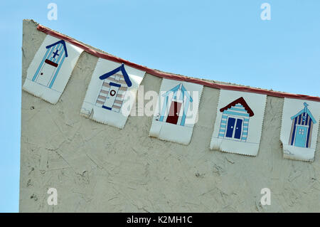 Alcuni flag o bunting sul lato di un beach hut che mostra la spiaggia di capanne e un tema costiere del Mare Mare Costa nautico marittimo marine Foto Stock