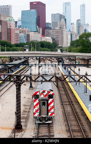 Un treno al Museum Campus / 11th Street Station, downtown Chicago, Stati Uniti d'America. Foto Stock