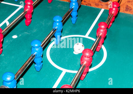 Il rosso e il blu squadre schierate per il kick-off in un gioco di calcio da tavolo Foto Stock