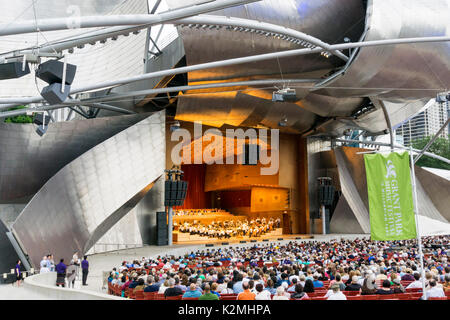 Grant Park Music Festival di Millennium Park presso il Jay Pritzker Pavilion di Chicago, progettato da Frank Gehry. Foto Stock
