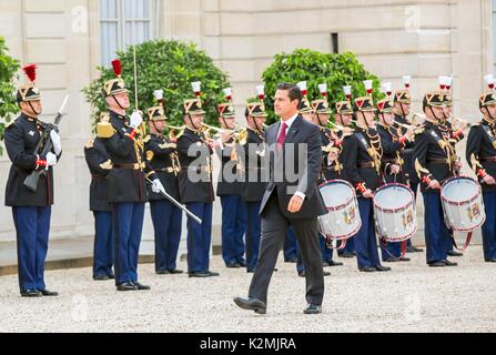 Il Presidente messicano Enrique Peña Nieto recensioni le truppe durante le cerimonie di arrivo dell'Elysee Palace per l incontro con il presidente francese Emmanuel Macron Luglio 7, 2017 a Parigi, Francia. Foto Stock