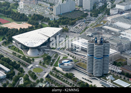 Vista aerea del mondo BMW, sede e museo, Am Riesenfeld, Monaco di Baviera, Germania Foto Stock