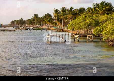 Docks sull'acqua a San Pedro in Belize Foto Stock