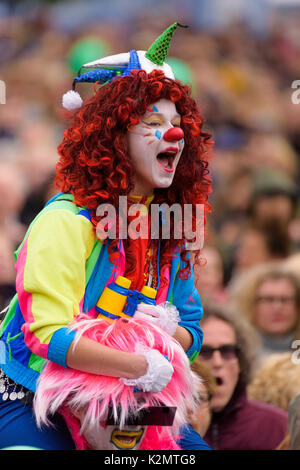 HELSINKI, Finlandia - 24 settembre 2016: membri dell'Loldiers di Odin clown gruppo presso il peli poikki - Rikotaan hiljaisuus - rally di protesta Foto Stock