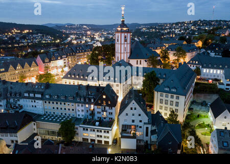 Veduta aerea della città vecchia di Siegen di notte. Renania settentrionale-Vestfalia, Germania Foto Stock