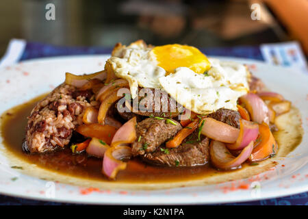 Mori di fagioli, carne e uova fritte. Ristorante peruviano. Guayaquil. Ecuador Foto Stock