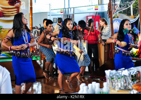 Un gruppo di ballerini Shuar. Essi indossano accessori fatta di semi nel suo corpo. Comunità Shuar. Turismo Exposition a Guayaquil. Proviince di Guayas. Foto Stock