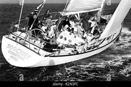 AJAXNETPHOTO. 1973. LIZARD,Inghilterra. - FASTNET RACE. - La AMERICAN YACHT stregoneria nell'ultima manche della 605 Miglia Race, si avvicina la lucertola. Foto:JONATHAN EASTLAND/AJAX REF:()YA stregoneria USA 1973 Foto Stock