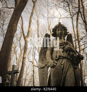 Tombe e lapidi nel cimitero di Londra, Regno Unito Foto Stock