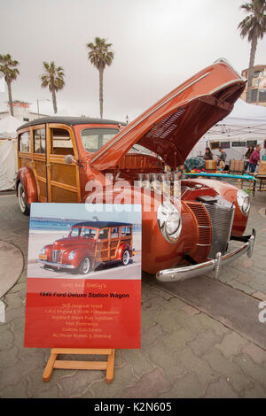 Un classico restaurato 1940 Ford 'Woodie' Deluxe Station Wagon è sul display a un auto show di Huntington Beach, CA. Nota palme. Foto Stock