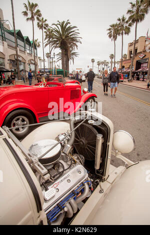 Un 1932 Chevrolet roadster hot rod e un rosso 1930 Ford roadster sono in mostra in un auto classica mostra sulla strada principale di Huntington Beach, CA. Foto Stock