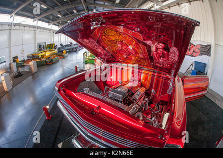 Le spalliere personalizzato del vano motore di un 1963 Chevrolet Impala SS " El Rey" sul display in corrispondenza di un "basso e lento' auto presentano in Costa Mesa, CA. Foto Stock