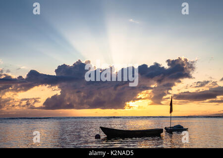 Alba con raggi di sole sul mare dei caraibi Foto Stock