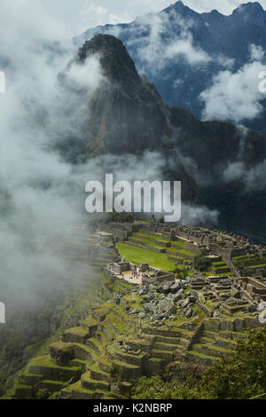 Machu Picchu xv secolo rovine Inca (sito Patrimonio Mondiale), la Valle Sacra, Perù, Sud America Foto Stock