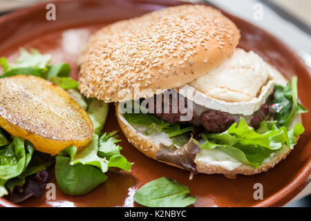 Hamburger con il formaggio feta Foto Stock