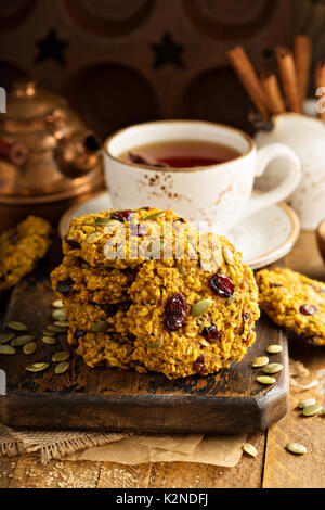 La prima colazione i fiocchi d'avena i biscotti con purea di zucca, il mirtillo palustre e semi Foto Stock