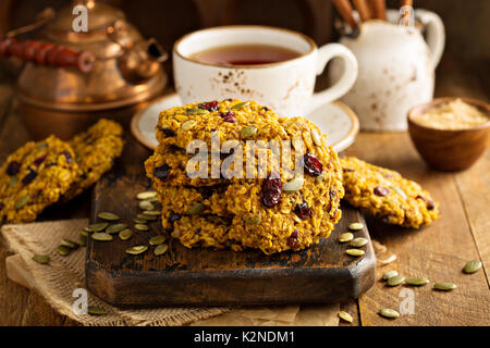 La prima colazione i fiocchi d'avena i biscotti con purea di zucca, il mirtillo palustre e semi Foto Stock