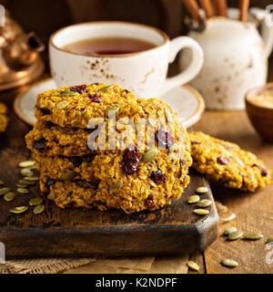 La prima colazione i fiocchi d'avena i biscotti con purea di zucca, il mirtillo palustre e semi Foto Stock